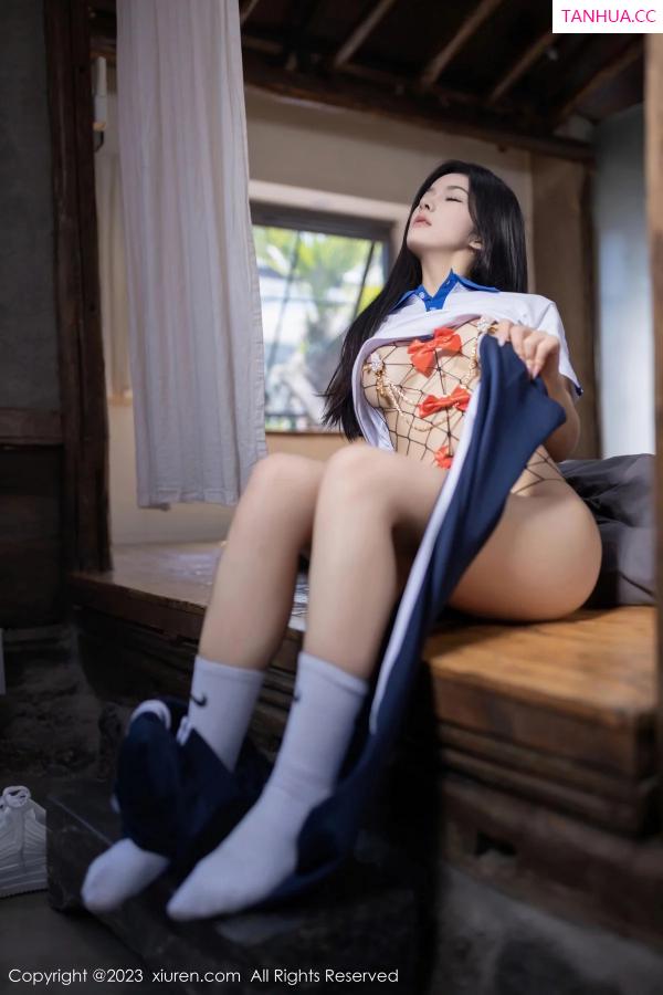   [XiuRen]高清写真图 2023.12.27 No.7876 谭小灵 制服美腿第25张图片